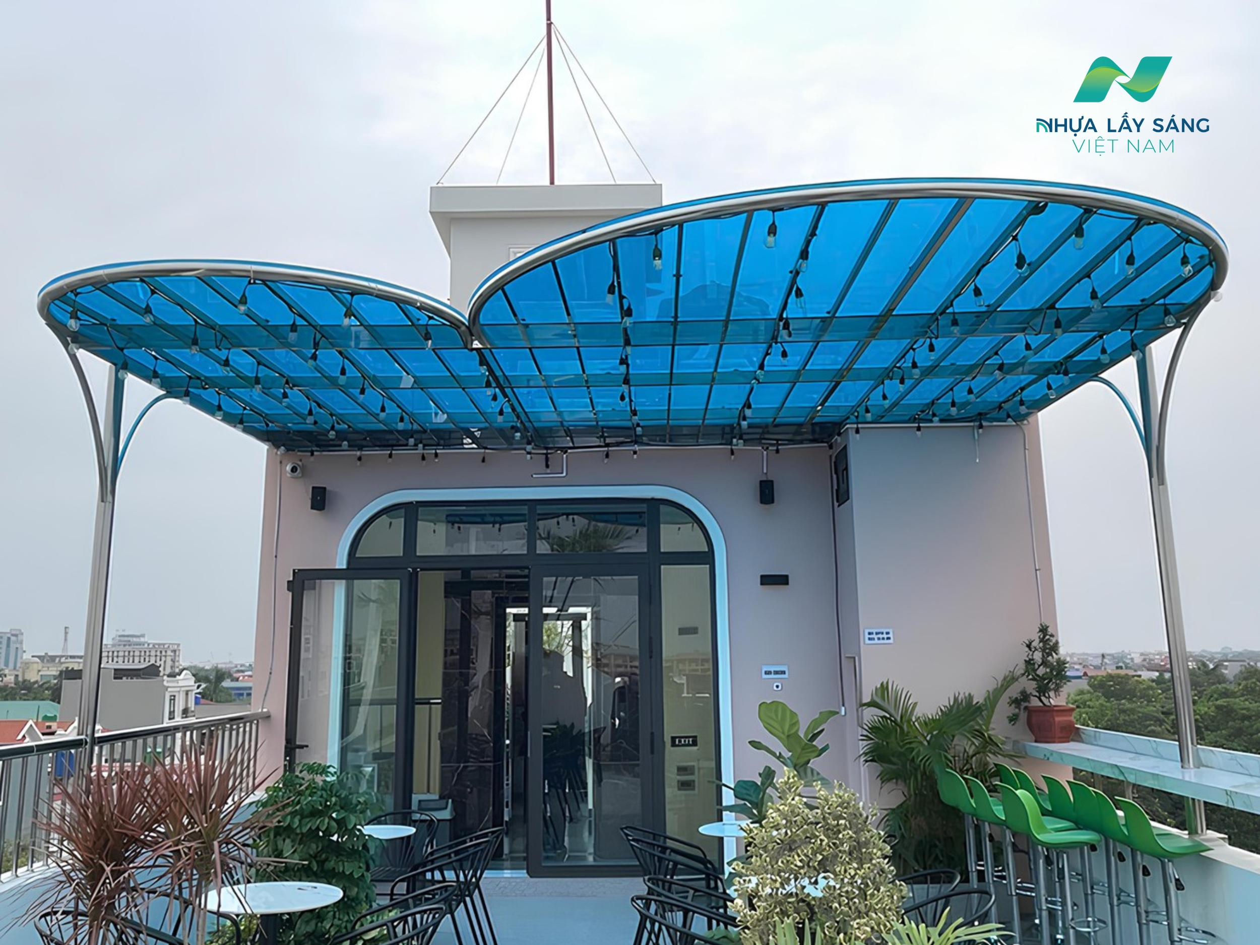 Lựa chọn màu sắc mái lấy sáng cho công trình quán cà phê ngoài trời